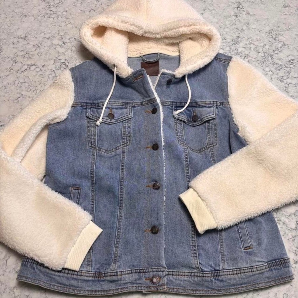 Maurice's Blue denim jacket with white fur lining and hood. Size: XL